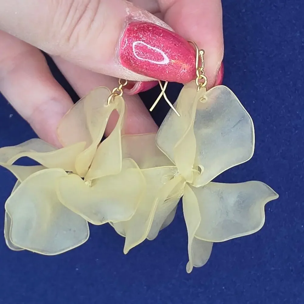 Vintage Light Opaque Cream Floral Dangle Hook Earrings Resin Flower Spring 508